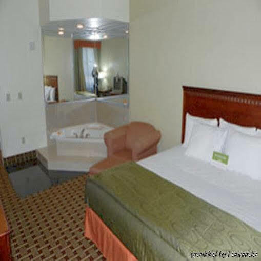 La Quinta By Wyndham Northeast *newly Renovated Hotel
