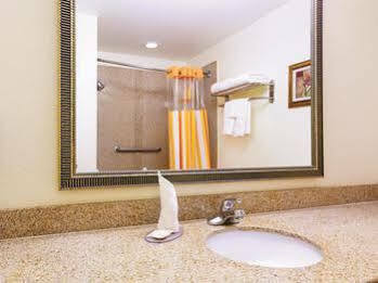 Hotel La Quinta By Wyndham Northeast *newly Renovated St. Petersburg