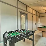 2-Story Pensacola Home With Game Room And Private Yard