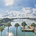 Coastal Condo With Pool, Walk To Clearwater Beach!