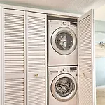 Coastal Condo With Pool, Walk To Clearwater Beach!