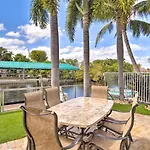 Sunny Waterfront Home By West Palm With Hot Tub!