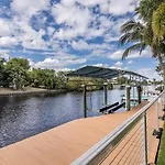 Sunny Waterfront Home By West Palm With Hot Tub!