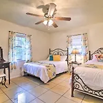 Pet-Friendly Brooksville Cottage With Fire Pit!