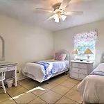 Pet-Friendly Brooksville Cottage With Fire Pit!