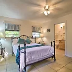 Pet-Friendly Brooksville Cottage With Fire Pit!