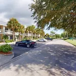 Sea Spray, Studio 114, Beach Steps Away! Pool+Wifi