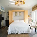 Palm Beach Hotel With Juliette Balconies! 2 Blocks From Beach! Historic Landmark