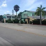 Holiday House Motel