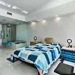 Luxe Miami Condo With Community Pool And Hot Tub!