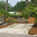 1 Beige Cozy Bungalow Or 1 White Cozy Efficiency Cottage In Titusville