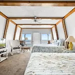 Oasis Beach House, 2 Bedrooms, Sleeps 6, Beach Front, Hdtv, Wifi