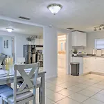 Central Sarasota Home 8 Mi To Siesta Key!