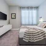 **Brand New** Luxurious Decor Townhouse With Private Pool Hit17145