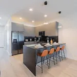 **Brand New** Luxurious Decor Townhouse With Private Pool Hit17145