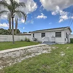 Central Sarasota Home 8 Mi To Siesta Key!
