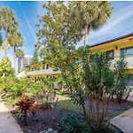 Lovely 2 Bedroom 1 Bathroom Retreat Minutes From The Beach