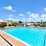 Room 127 - Waterfront, Heated Pool, Huge Tv, Tiki Bar & Grill