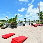 Room 127 - Waterfront, Heated Pool, Huge Tv, Tiki Bar & Grill