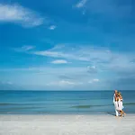 Holiday Inn Express & Suites Naples Downtown - 5Th Avenue By Ihg