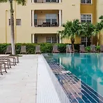 Luxurious Condo By The Water