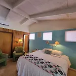 Tropical Marina & Resort On Lake Beresford