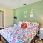 Pet-Friendly Crystal River Home With Hot Tub!