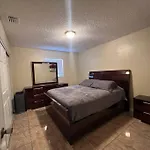 Cheerful 3-Bedroom Home, Free Parking On Premises