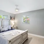 Roxanas 3Bed 2Bath Home With Modern Interior And Bbq Backyard