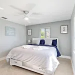 Roxanas 3Bed 2Bath Home With Modern Interior And Bbq Backyard
