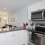 Stylish 2 Bedroom Home Close 2 Dtown, Nas, And Bch