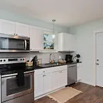 Stylish 2 Bedroom Home Close 2 Dtown, Nas, And Bch