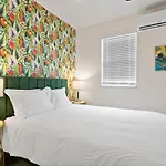 Bayside Safari 1Bed 1 Bath Apartment