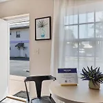 Located By The Beach 1 Bedroom With Parking And Pool