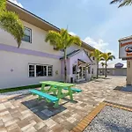 Located By The Beach 1 Bedroom With Parking And Pool