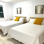 Pineapple Shores Retro Inn 5