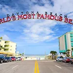 Pineapple Shores Retro Motel 9