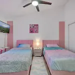Remodeled Cozy Pink Themed Family Unit - 10 Mins From Disney