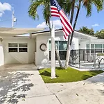 Juno Beach House With Private Pool Walk To Beach!