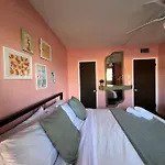 Great Location Condo 2 Min Walk From The Beach