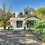 New Smyrna Beach Cottage About 1 Mi To Downtown!