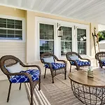 Lakefront Tavares Cabin With Deck, Patio And Dock!