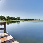 Lakefront Tavares Cabin With Deck, Patio And Dock!
