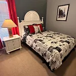 Sweet 4 Bedroom 3 Bath Pool & Spa Home