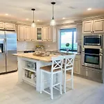 Stylish & Cheerful Marco Home W/ Awesome Location