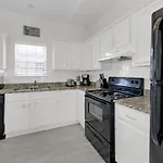 Pelican House - Newly Remodeled, Professionally Decorated, Only About 1 Mile To Seaside!