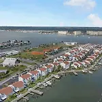 Luxury Cozy Retreat: Waterfront Near Clearwater