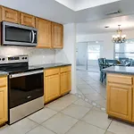 Pet-Friendly Englewood Home - 4 Mi To Beach!