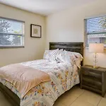 Pet-Friendly Englewood Home - 4 Mi To Beach!
