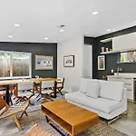 Fabulous Bungalow W/Outdoor Eden Mins From Beach